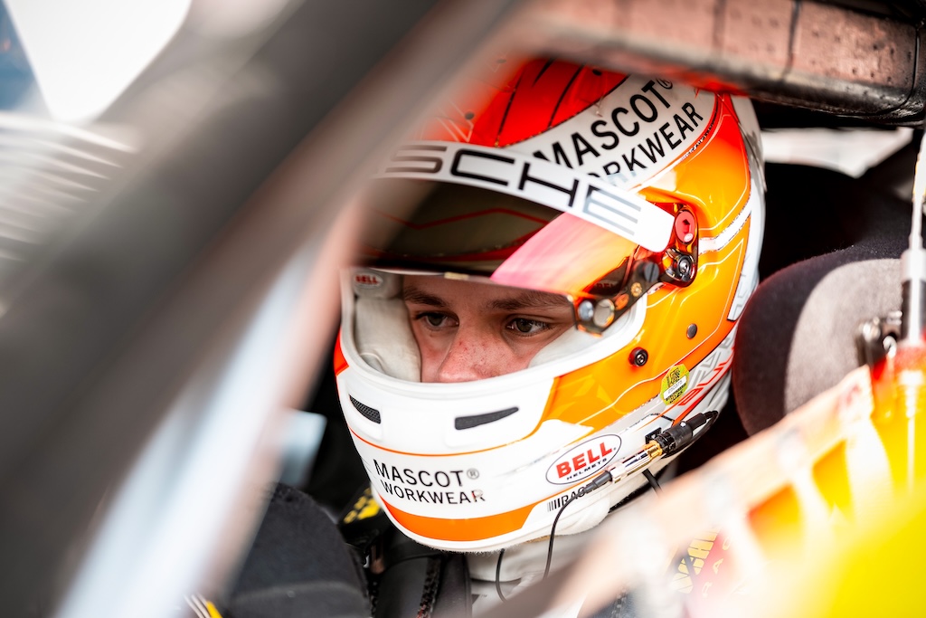 12 vilde timer: Bastian Buus skyder sæsonen i gang på Bathurst
(Foto: Dinamic GT)